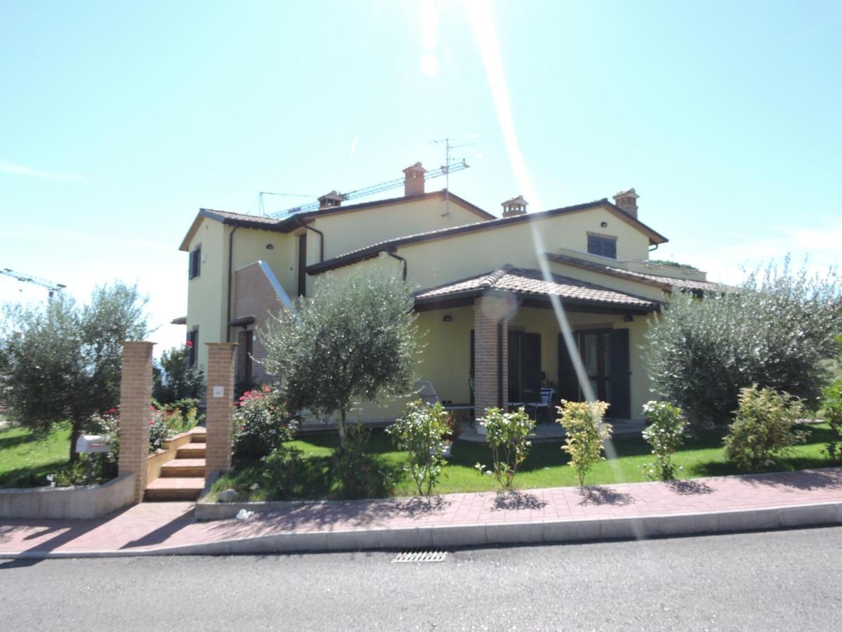 La Casa Di Marco E Lorella Fratta Todina Bagian luar foto